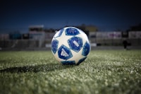 曼城足球俱乐部队徽，天蓝色背景上有帆船标志